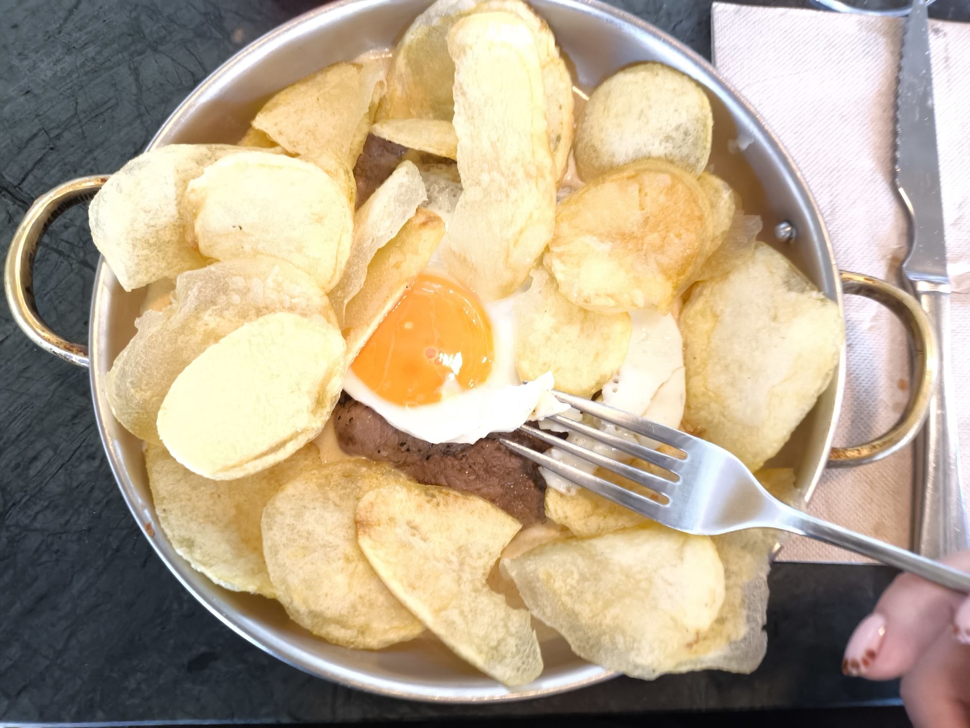 Pod jajkiem znajdował się kawałek wołowiny