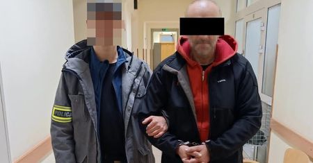 Zamierzał wyjść z Biedronki, nie płacąc za pełny koszyk zakupów. Doszło do szarpaniny, ostatecznie porzucił łupy i uciekł