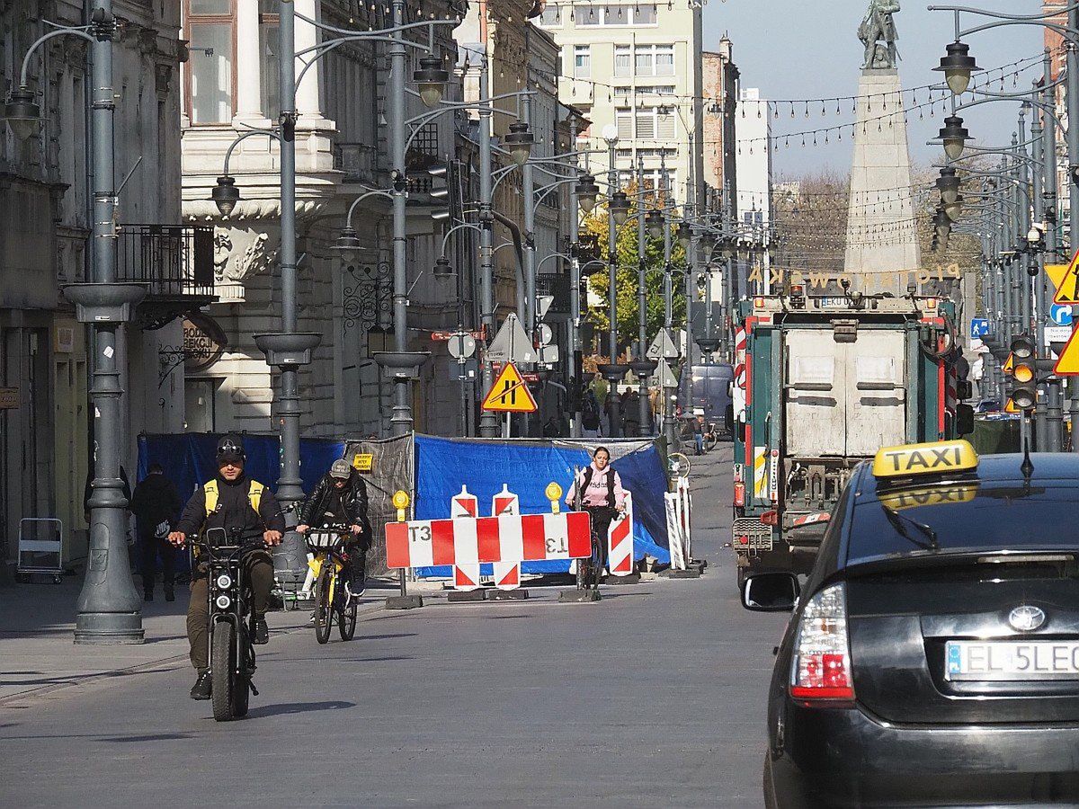 Na Piotrkowskiej trwa montaż słupków, które mają blokować wjazd
