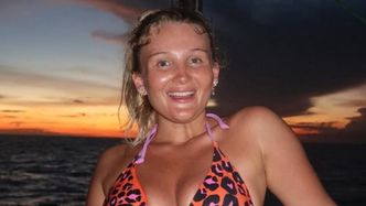 Glorianka w SKĄPYM BIKINI wygina się NA UKOCHANYM! Fani w zachwycie: "Hot parka" (FOTO)