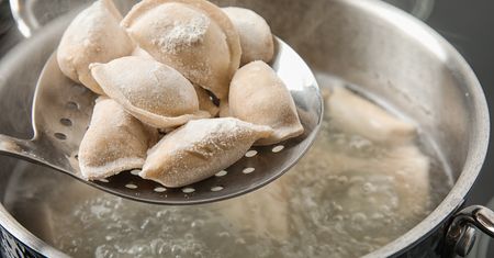 Ile gotować mrożone pierogi, aby się nie rozpadły ani nie posklejały? Inaczej będą do wywalenia