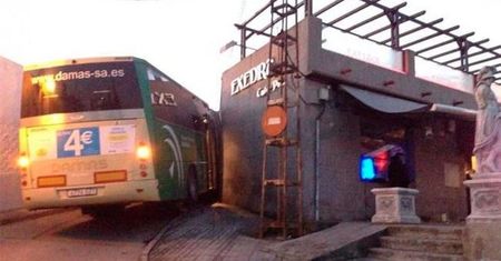 Ukradł autobus i pojechał nim do baru