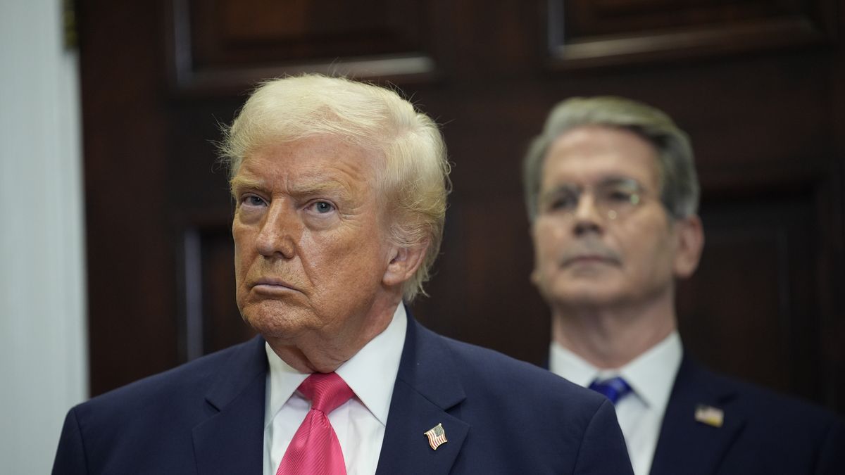 US President Donald J Trump announces that Michael and Susan Dell have pledged a historic 6.25 billion US dollars to seed 'Trump accounts' for kids as US Secretary of the Treasury Scott Bessent (R) looks on, in the Roosevelt Room of the White House in Washington, DC, USA, 02 December 2025. EPA/YURI GRIPAS / POOL Dostawca: PAP/EPA.
