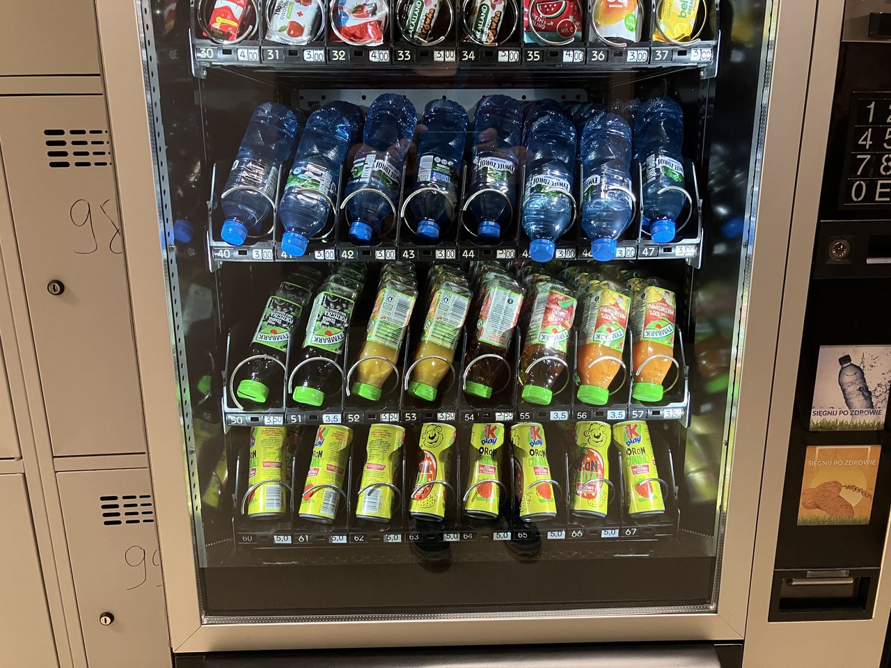 Woda, soki i inne napoje w automacie szkolnym