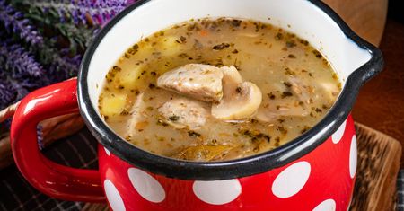 Ile żurek może stać w lodówce? Mało kto postępuje prawidłowo