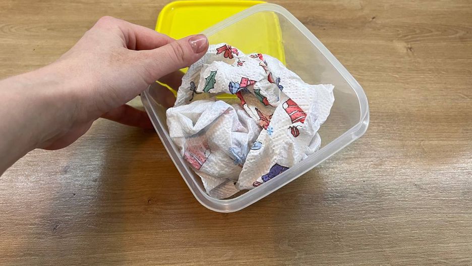 Wrzuć do pojemnika ręcznik papierowy