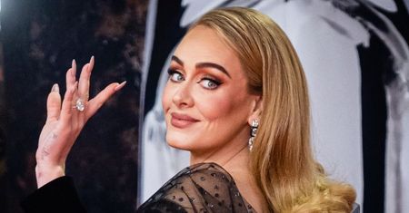 Brit Awards 2022. Adele jest już ZARĘCZONA? Na jej palcu połyskiwał GIGANTYCZNY pierścionek (ZDJĘCIA)