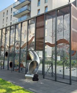 W Gdańsku Oliwie powstał plac zabaw. Przypomina szklarnię lub terrarium