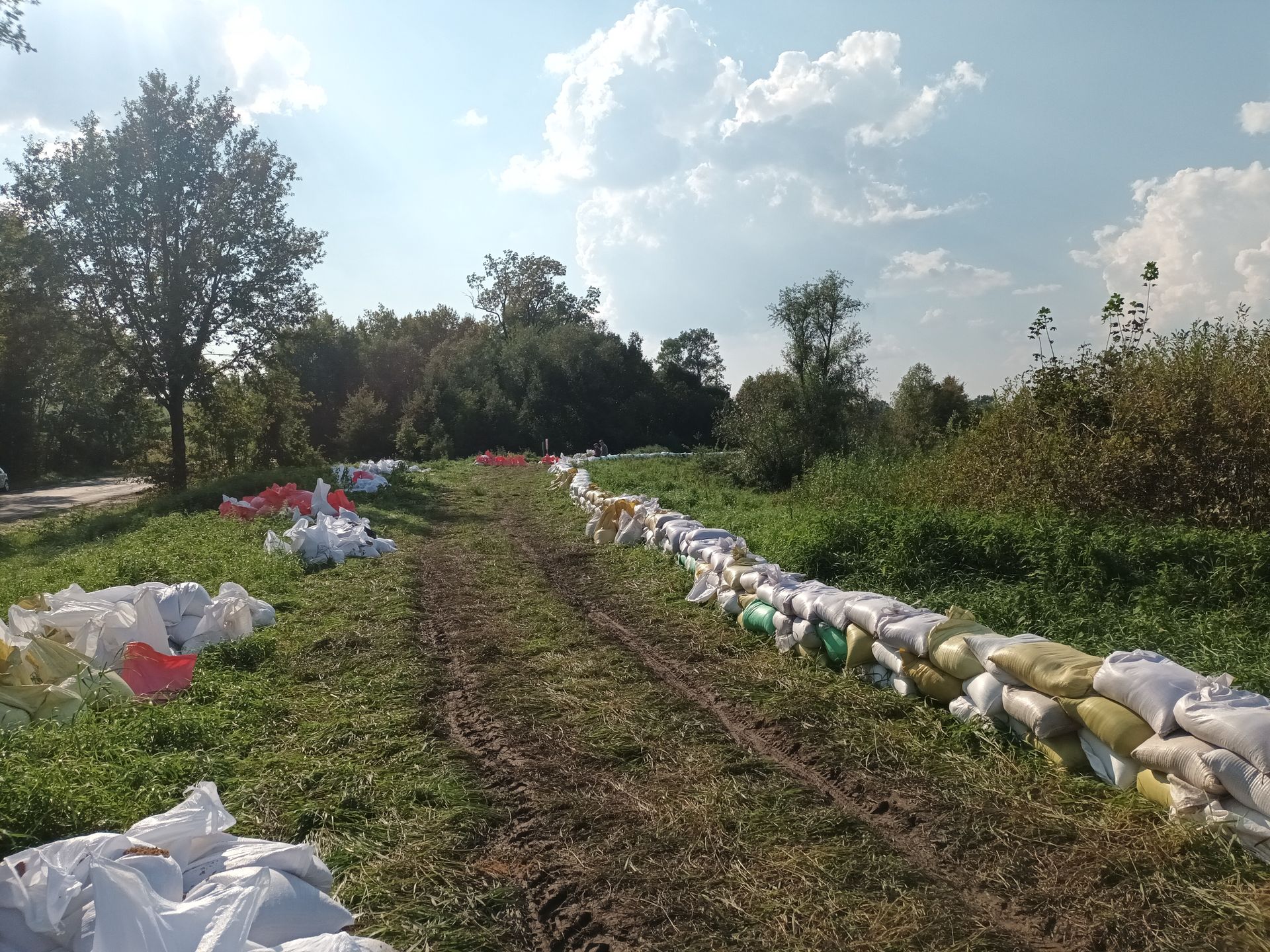 Mieszkańcy Chwałowa bronią się przed wielką wodą