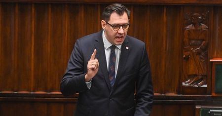 Posłowie PiS nagle zerwali się z miejsc. Okrzyki: "Hańba"