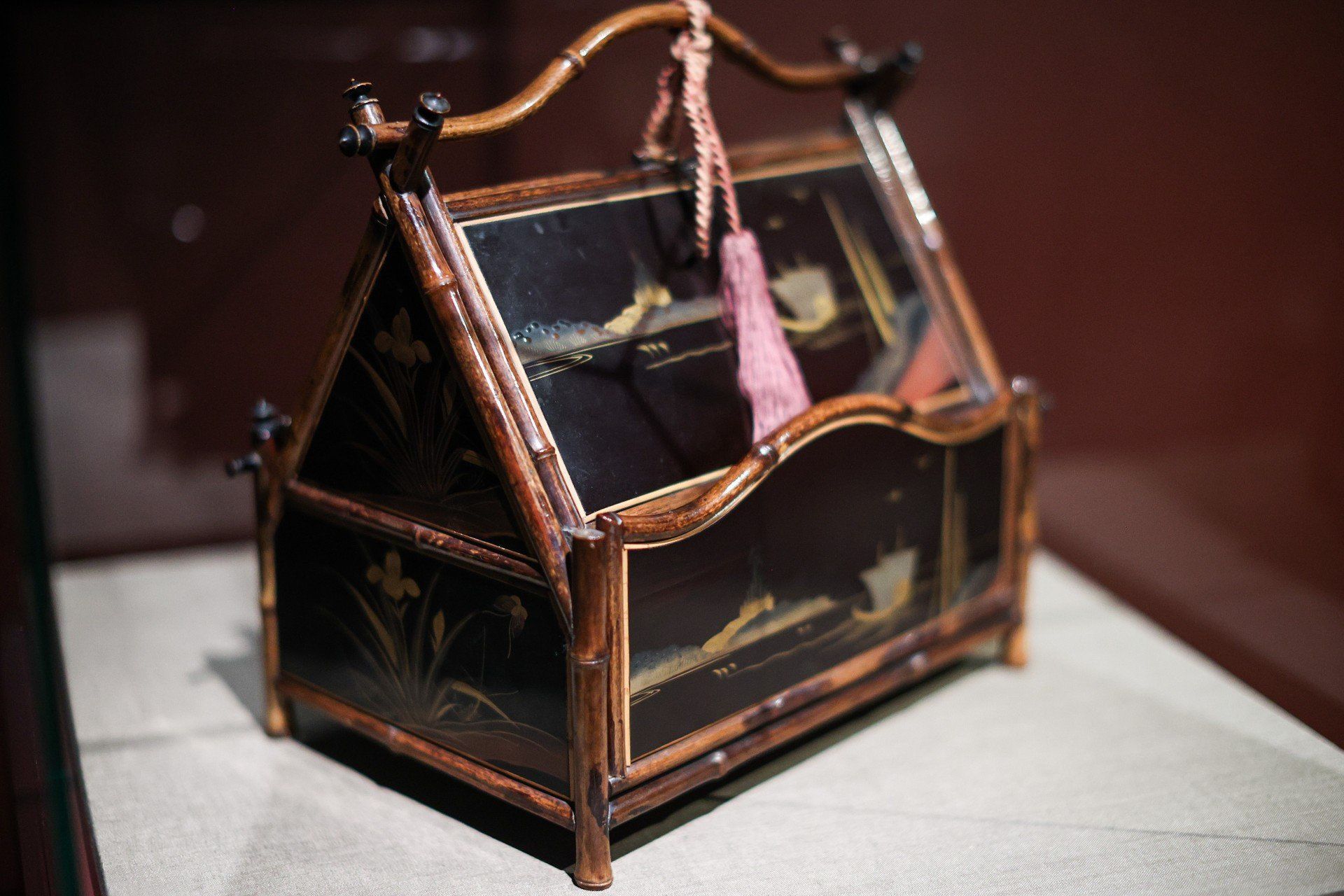 Kilkaset przedmiotów z japońskiej laki znalazło się na nowej wystawie w Muzeum Manggha