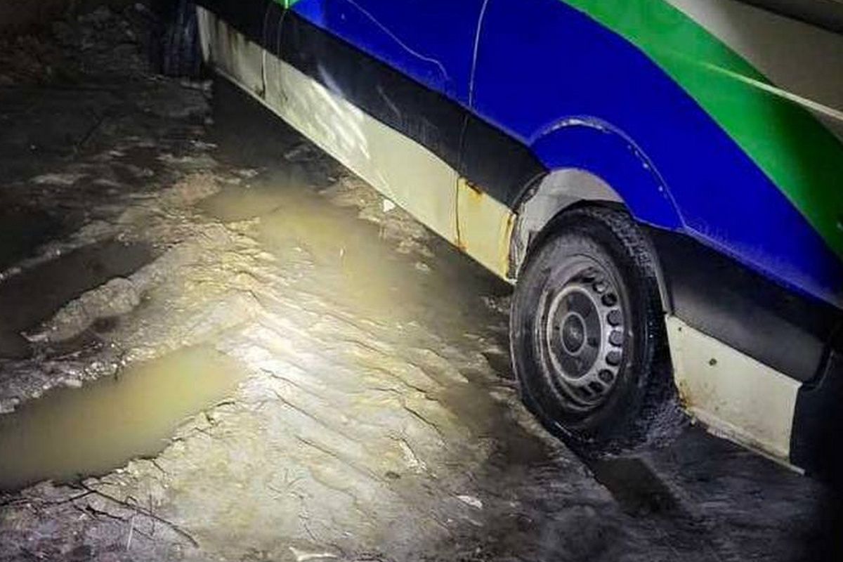 Mały Płock: Mężczyzna chciał ukraść busa. Plan nie wypalił, bo ugrzązł w błocie