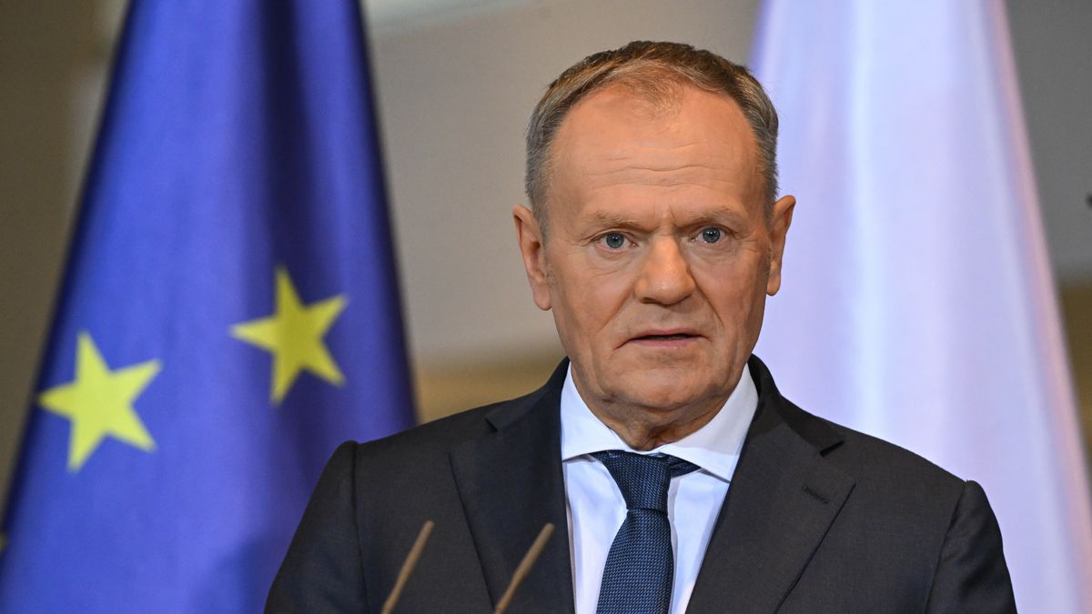 Berlin, 01.12.2025. Premier Donald Tusk podczas konferencji prasowej po ceremonii przekazania zrabowanych w Polsce podczas wojny dóbr kultury, 1 bm. w siedzibie Urzędu Kanclerskiego w Berlinie. 73 dokumenty pergaminowe z XIII?XV w. ze zbiorów Archiwum Głównego Akt Dawnych w Warszawie oraz głowa św. Jakuba Starszego - fragment rzeźby z XIV w. z kościoła NMP na Zamku Wysokim w Malborku - wracają z Niemiec do Polski. W stolicy Niemiec rozpoczęły się 17. polsko-niemieckie konsultacje międzyrządowe, w których biorą udział m.in. ministrowie odpowiedzialni za sprawy zagraniczne, obronę, sprawy wewnętrzne, infrastrukturę, finanse, energię i kulturę. Podczas spotkania mają być poruszone kwestie dotyczące współpracy dwustronnej, bezpieczeństwa, obrony, infrastruktury oraz zagadnienia związane z agendą UE. (aldg) PAP/Radek Pietruszka