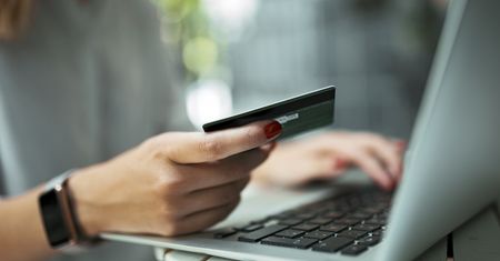 Wpisała niepozorne słowo w tytule. Bank zablokował przelew