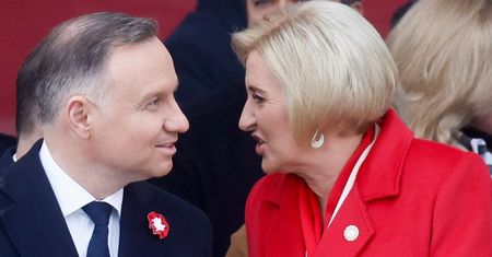 WYMOWNA reakcja Agaty Dudy na czuły gest Andrzeja Dudy. Filmik jest hitem sieci (WIDEO)