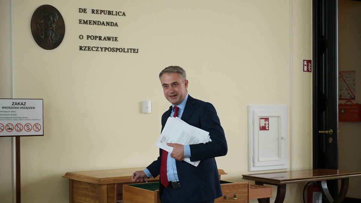 Warszawa, 16.07.2024. Wicepremier, minister cyfryzacji Krzysztof Gawkowski przed posiedzeniem rządu w KPRM w Warszawie, 16 bm. Rząd zajmie się m.in. programem polskiej prezydencji w Grupie Wyszehradzkiej. Z początkiem lipca Polska objęła roczne przewodnictwo w V4. Jej mottem przewodnim jest: "V4: powrót do korzeni". (mr) PAP/Marcin Obara