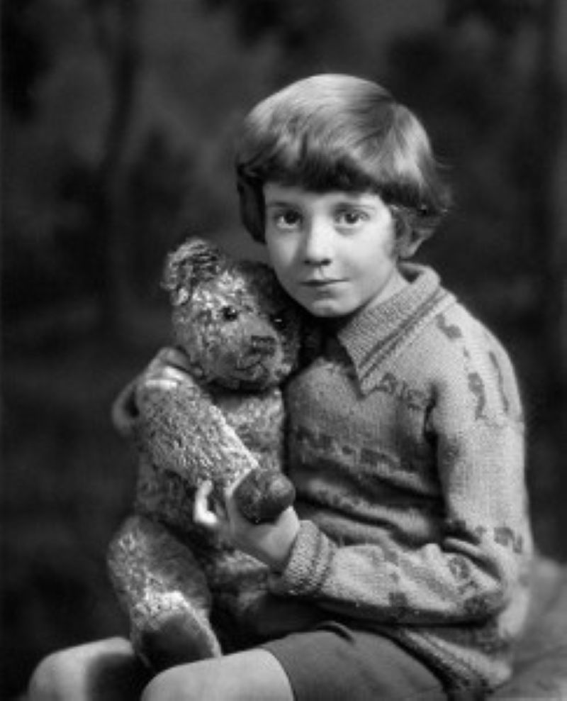 8-letni Christopher Robin ze swoim pluszowym misiem