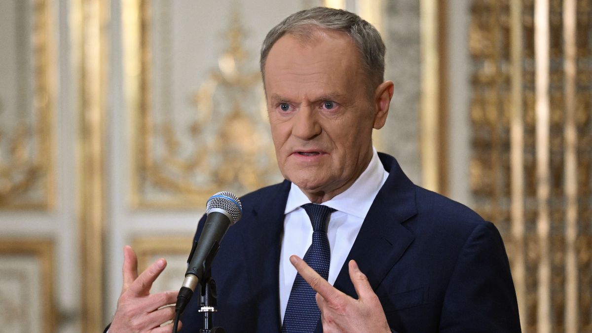 Paryż, Francja, 06.01.2026. Premier Donald Tusk podczas konferencji prasowej w Paryżu, 6 bm. Premier reprezentował Polskę na odbywającym się w stolicy Francji spotkaniu ?koalicji chętnych? - państw wspierających Ukrainę. (jm) PAP/Radek Pietruszka