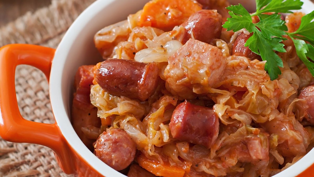 Bigos z parówkami – mój sposób na tani i sycący obiad