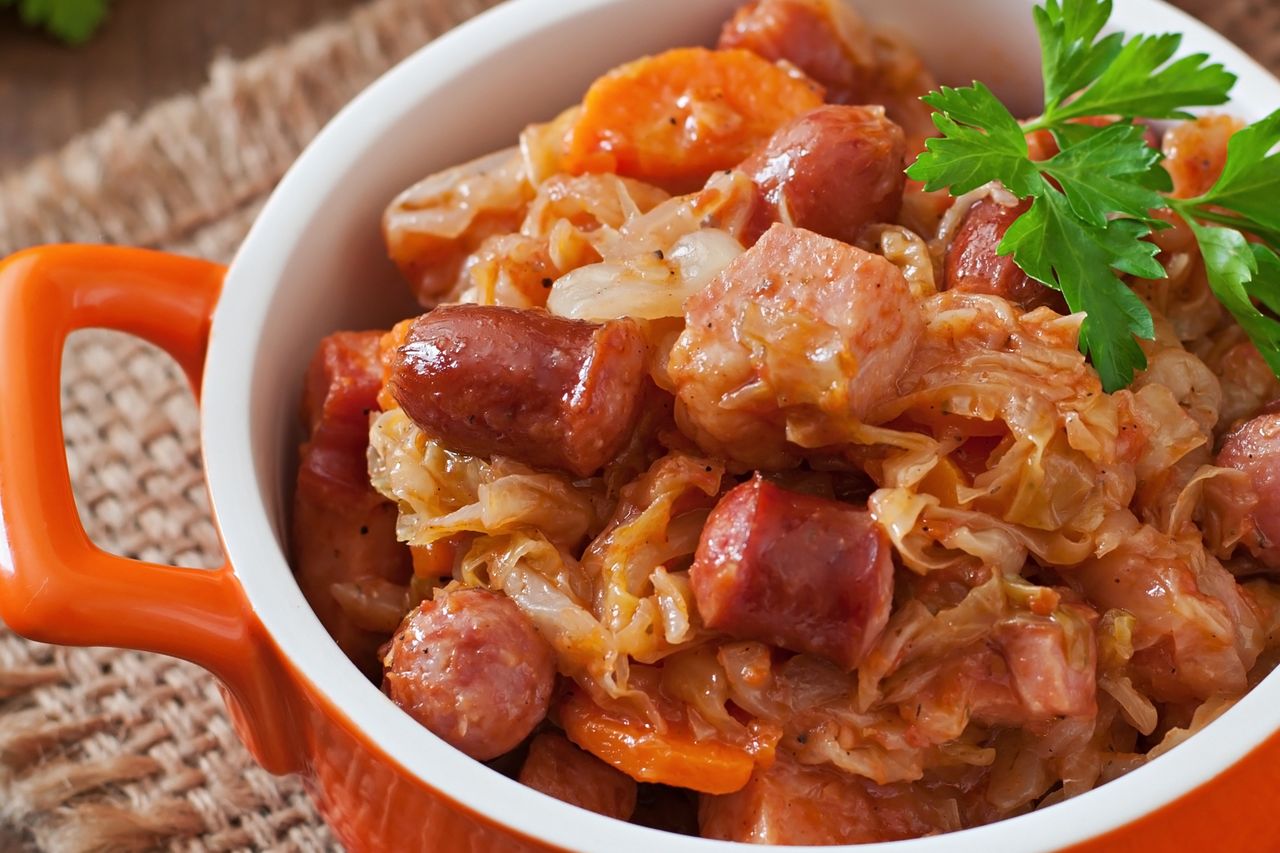 Bigos z parówkami – mój sposób na tani i sycący obiad