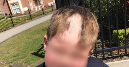 Mama wypisała syna z przedszkola po tym, jak sam się ostrzygł w toalecie. Został bez opieki piąty raz