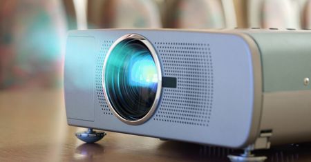 3LCD, DLP czy LCOS? Wyjaśniamy czym się różnią technologie projekcji
