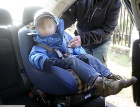 Czy Twoje dziecko jest bezpieczne? Sprawdzamy, czy maluch może nosić kurtkę w foteliku samochodowym