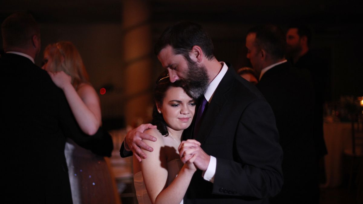 Ślubują czystość swoim ojcom. Czym jest tradycja Purity Ball?