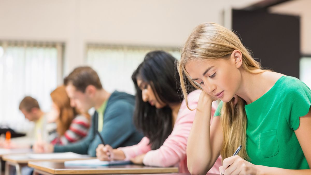 Telefon na maturze - czy można wnieść na salę? Co za to grozi? 1