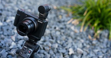 Sony ZV-1 II to ulepszony kompakt dla wlogerów. Jest mały i praktyczny