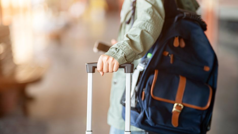 Turysta radzi, aby nie zajmować miejsca w bagażu koszulkami do s
