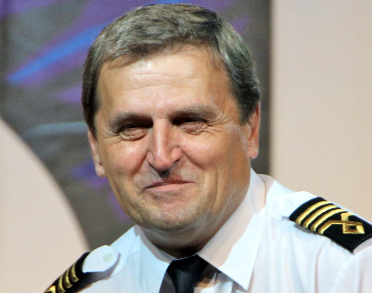 Kapitan Tadeusz Wrona zasłynął lądowaniem 1 listopada 2011 roku na lotnisku Chopina w Warszawie. Posadził maszynę na płycie przy schowanym na skutek awarii podwoziu (Wikipedia Commons)