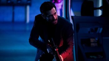 Pełen akcji thriller z Jake’em Gyllenhaalem podbija HBO Max. Widowisko Michaela Baya to dziś jeden z najpopularniejszych filmów na platformie