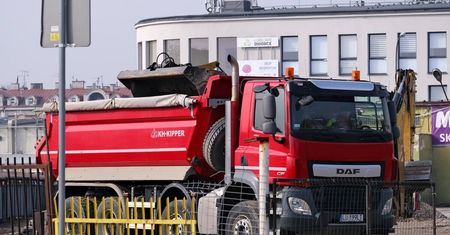 Po targowisku przy ul. Ruskiej pozostał pusty plac, który niedługo zapełni się autami. Maszyny przygotowują teren [ZDJĘCIA]