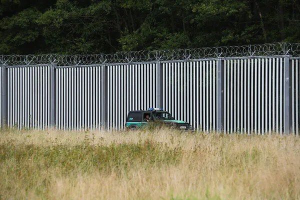 Білоруський прикордонник зайшов до Польщі і намагався зробити діру в оборонному мурі