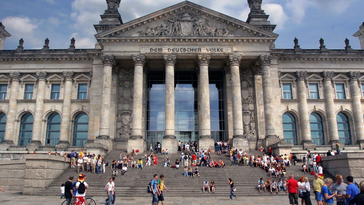 reichstag, berlin, architecture, antiquarian, town, europe, german, tourist, germany, government, parliament, attraction, glass, building, tourism, holiday, dome, best, quality, clouds, blue, crowd, people, deutsch, volk, deutsche
