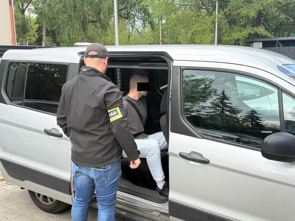 Fot. Komenda Stołeczna Policji. 18-latkowie z Ukrainy podejrzani o oszustwo przy pomocy NFC