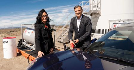 Syntetyczne paliwo Porsche – produkcja ruszyła, pierwsze auto już zatankowane