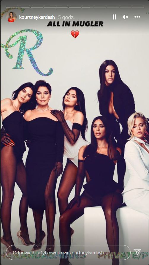 Muglera wspomina m.in. Kourtney Kardiashian. Na zdjęciu rodzina Kardashian ubrana w projekty Muglera 