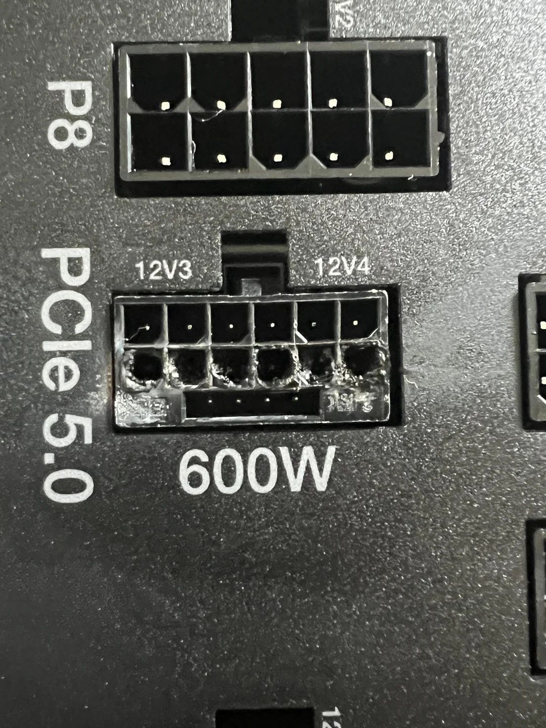 Stopione gniazdo PCIe 5.0 (12VHPWR) w zasilaczu be quiet! Dark Power 13 1000W.