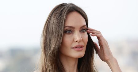 Angelina Jolie przyłapana na kawie w towarzystwie przystojnego, 26-letniego aktora (FOTO)
