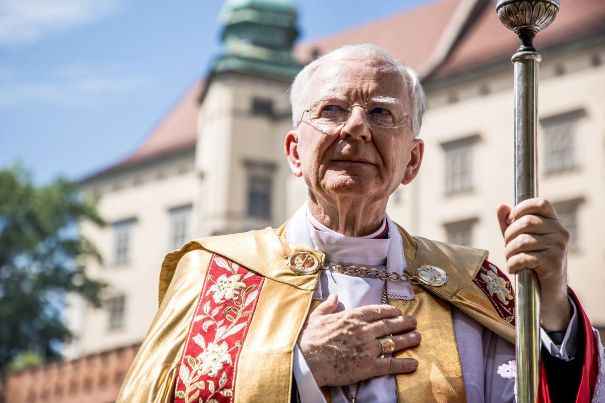Abp Marek Jędraszewski, metropolita krakowski, był jednym z symboli związku Kościoła z poprzednią władzą. W tym roku przechodzi na emeryturę.