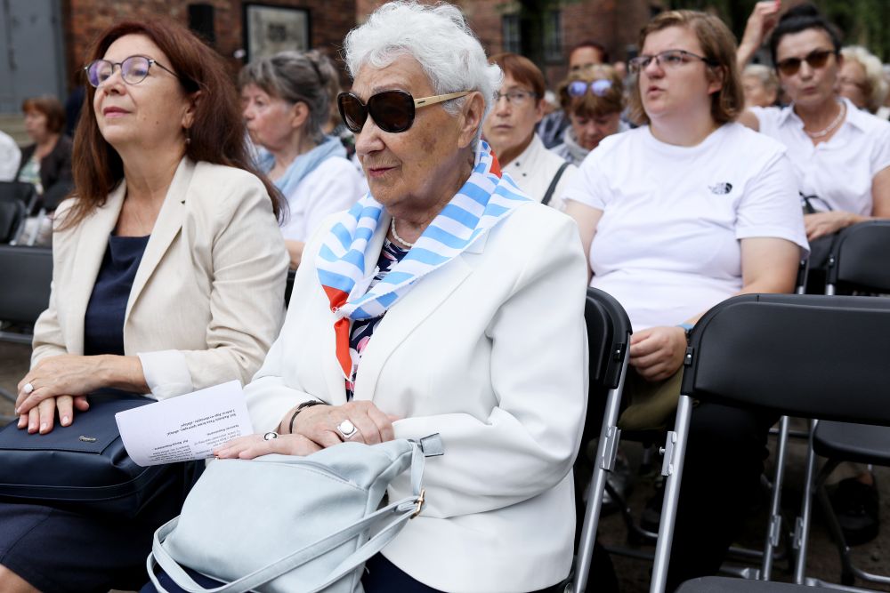 Oświęcim, 14.08.2022. Była więźniarka Auschwitz Zdzisława Włodarczyk (C) podczas uroczystych obchodów 81. rocznicy śmierci św. Maksymiliana Kolbego na terenie byłego niemieckiego obozu koncentracyjnego Auschwitz w Oświęcimiu, 14 bm