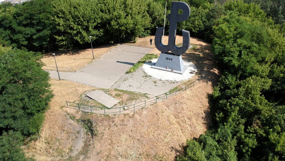 Kopiec Powstania Warszawskiego w Warszawie20.06.2018  Warszawa . Widok z powietrza na kopiec Powstania Warszawskiego . 
Fot. Dariusz Borowicz / Agencja GazetaFot. Dariusz Borowicz / Agencja Gazetakopiec, wzgorze, pagorek, Powstanie Warszawskie, PW, pomnik, Powstanie 1944, pamiec, powstanie, Mokotow, panorama, zielen, kotwica, polska, walczaca, /FR/