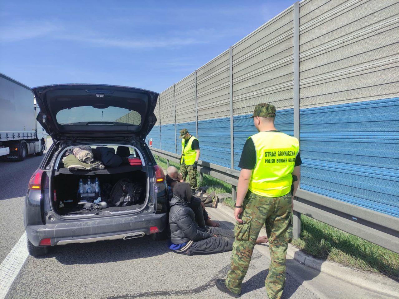 Ukrainiec przewoził grupę nielegalnych migrantów. Wpadł na autostradzie A2 pod Łodzią