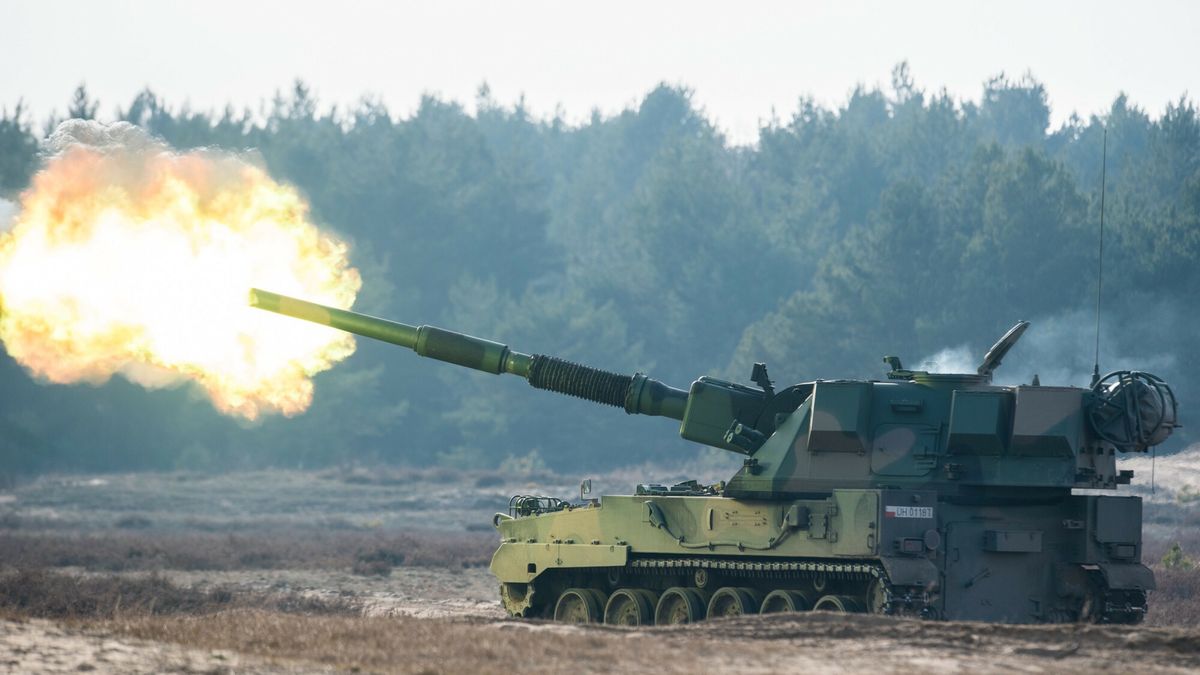 Koreskie armatohaubice K9 w akcji na poligonie w Toruniu
23.02.2023 TORUN Pierwsze w Polsce strzelanie z armatohaubicy K9 N/z armatohaubica AHS Krab
fot. Lukasz Piecyk/REPORTER
Lukasz Piecyk/REPORTER