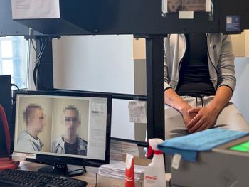 Siemianice: 17-latek ostrzelał z wiatrówki wiatę przystankową i samochód. Wpadł przez nagranie z monitoringu