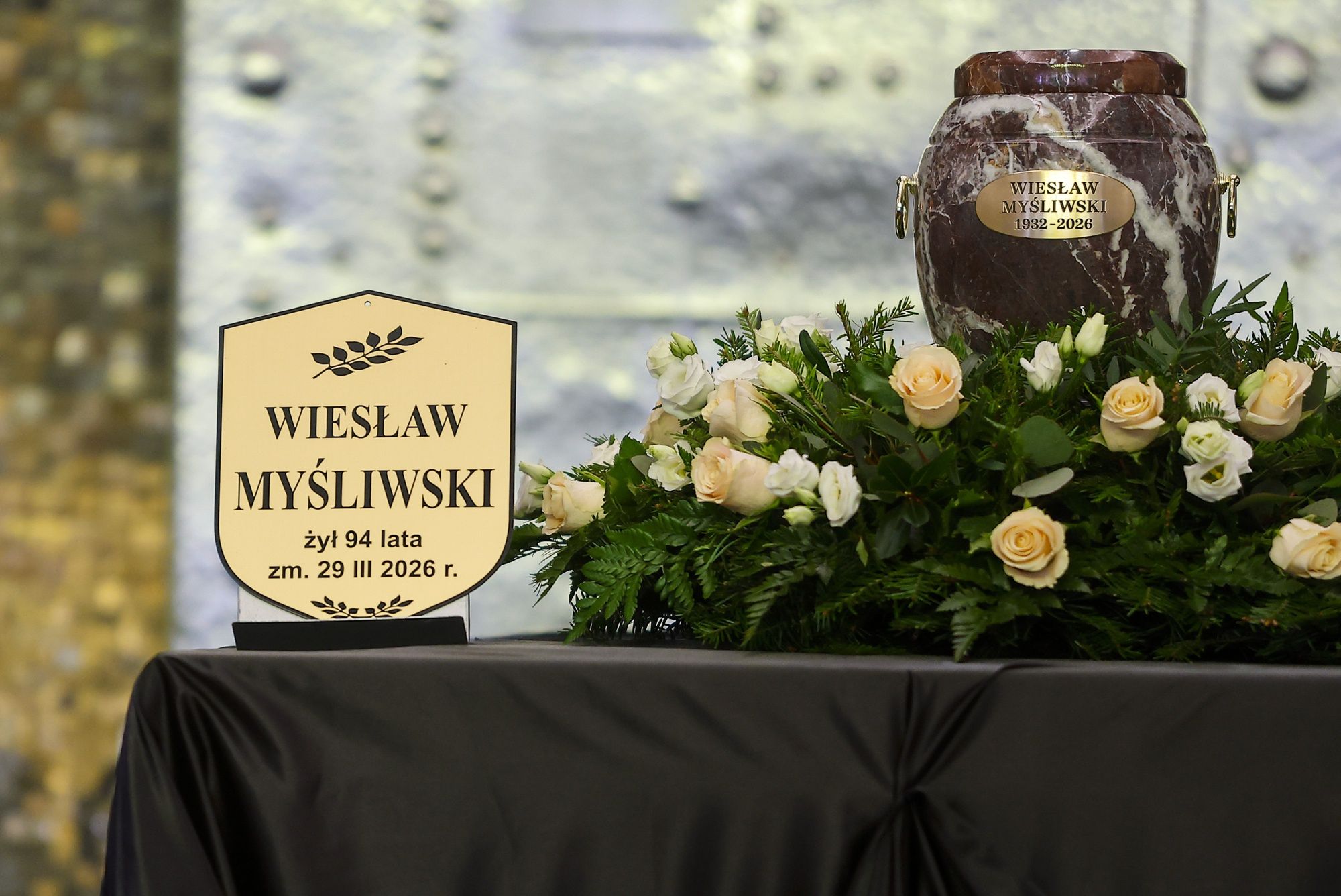 Urna z prochami Wiesława Myśliwskiego na jego pogrzebie