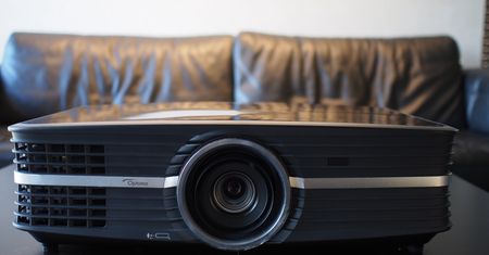 Projektor 4K Optoma UHD65. Gdzie trzech się (nie) bije, tam czwarty...