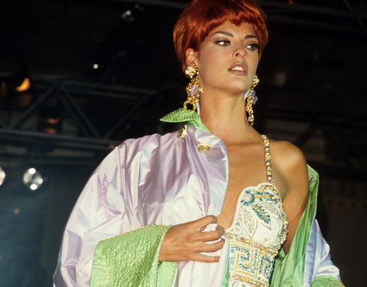 Linda Evangelista podczas jednego z pokazów domu mody Versace, lata 90. (Getty Images)
